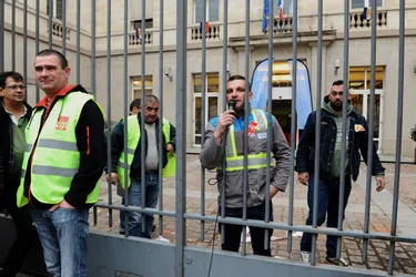 300 salariés de GM&S ont fait le siège de la Maison de la Région à Limoges