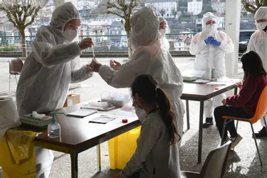Les tests salivaires lancés dans une trentaine d'établissements scolaires de l'académie de Clermont-Ferrand