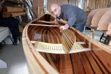 Marc Valroff, 39 ans, construit des canoës et des voiliers en bois malgré des poignets en vrac