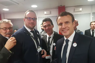 Un badge "Pas d'élevage sans amour" offert à Emmanuel Macron