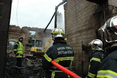 Deux granges et une maison détruites par les flammes à Limons