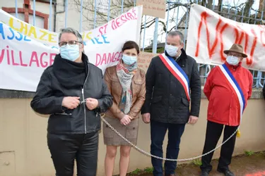 La maire de Saint-Désiré (Allier) s'enchaîne aux grilles de l'école de sa commune pour sauver une classe