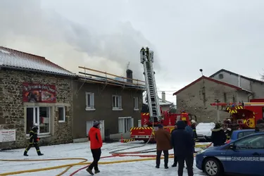 Haute-Loire : un violent incendie détruit une habitation à Fix-Saint-Geneys