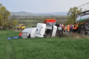 Le camion laitier finit dans un champ à Salzuit (Haute-Loire)