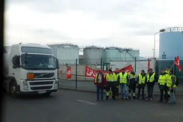 Les routiers bloquent le dépôt de carburant à Cournon