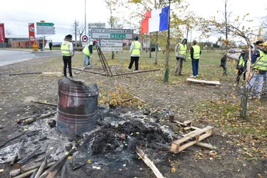 Le campement des Gilets jaunes détruit par incendie à Montmarault (Allier)