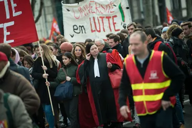 Des étudiants manifestent contre la réforme des retraites et la précarité étudiante à Clermont-Ferrand
