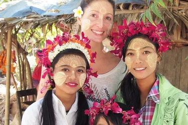 Jessica, en Birmanie, le pays à la peau jaune et aux dents rouges