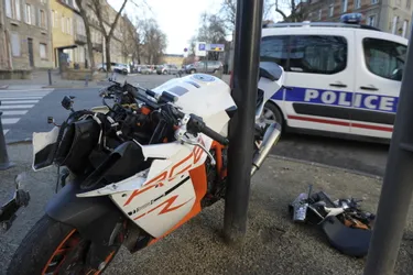 Un motard se blesse dans une collision avec une voiture rue de Paris