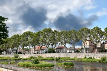 Les conséquences de l'incendie d'Environnement Recycling à Domérat (Allier) suivies de très près