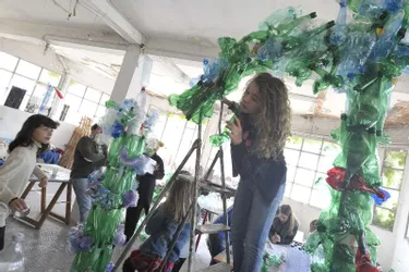 Le plasticien Thierry Jaud aide de jeunes danseuses à fabriquer les décors pour leur spectacle