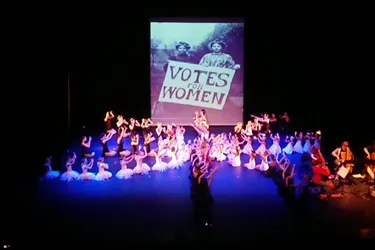 80 danseurs rendent hommage à la femme