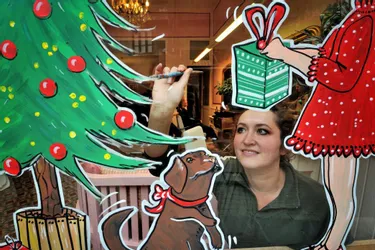 L’artiste crée des décors de Noël pour les commerçants