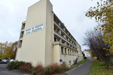 Quelles sont les conditions pour se rendre à l'hôpital Guy Thomas et aux Ehpad de Riom (Puy-de-Dôme) ?