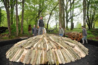 Découvrir la fabrication traditionnelle du charbon de bois