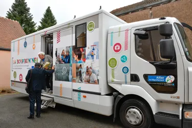 Le conseil départemental de l'Allier lance un bus itinérant de vaccination contre le Covid-19 dans les zones rurales