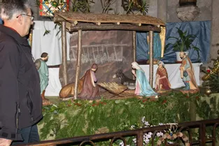 Une crèche de Noël construite en l’église