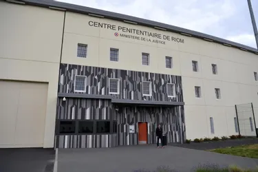 Deux individus interpellés après avoir lancé des portables vers l'intérieur de la prison de Riom (Puy-de-Dôme)