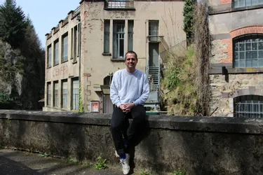 Nicolas Deshayes en résidence d'artiste dans le groupe Top Clean Packaging à Peschadoires (Puy-de-Dôme)