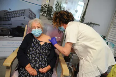 Cinq premiers résidents d'Ehpad et cinq professionnels de santé vaccinés contre le Covid dans l'Allier