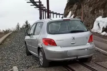 Une voiture en mauvaise posture sur les rails du train à crémaillère au puy de Dôme