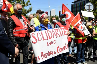 Crise dans la crise, les syndicats de personnels du CHU de Clermont (Puy-de-Dôme) manifestent leur colère