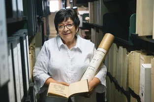 Depuis 42 ans, Christine Delmas-Larbiose travaille aux Archives départementales du Cantal