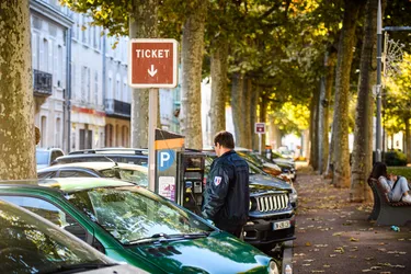 Suppression des deux heures gratuites de stationnement : les commerçants du centre-ville de Montluçon (Allier) « très déçus »