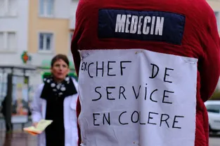 Des personnels de l'hôpital alertent les usagers devant le marché couvert de Vichy