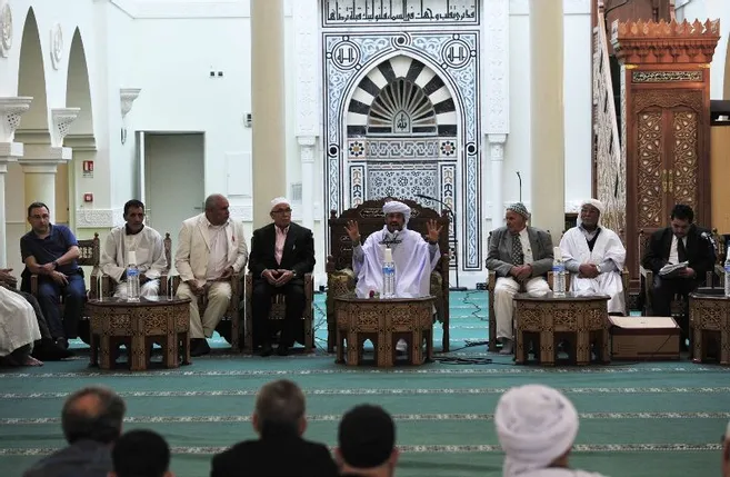 Les musulmans se sont réunis en assemblée générale, vendredi, autour du  recteur Hocine Mahdjoub - La Montagne