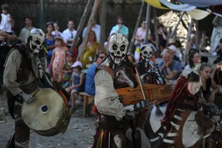 Costumes et spectacles au coeur de la foire médiévale de Souvigny