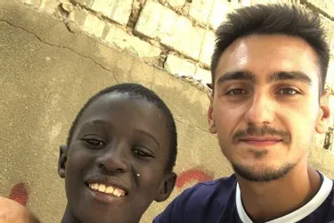Joueur et éducateur à l'Académie Moulins, il collecte du matériel de foot pour le Sénégal
