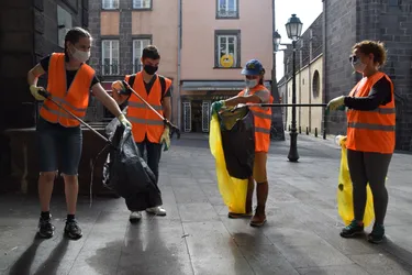 A Riom, des lycéens de Virlogeux se lancent à l'assaut des rues pour ramasser les déchets