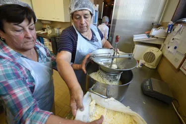 Les bénévoles préparent plus de 500 tartes à la tome pour la fête de Raulhac