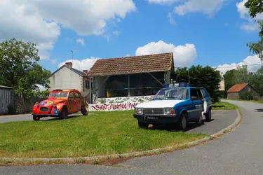 Les voitures insolites de Saint-Maurice-près-Pionsat (Puy-de-Dôme) vont être exposées dans le bourg