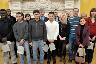 Dix bourses de 1.500 euros remises, hier soir, à la mairie, à des étudiants en fin de thèse