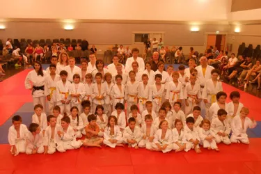 Les judokas ont rangé leurs kimonos