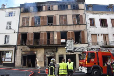 Des travaux d'urgence devraient commencer dès lundi sur l'immeuble incendié rue François-Mitterrand à Thiers (Puy-de-Dôme)