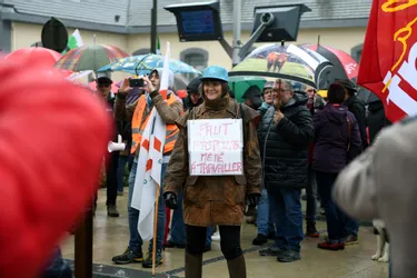Bonne mobilisation à Aurillac contre la réforme des retraites : entre 800 et 1.000 manifestants sous la pluie