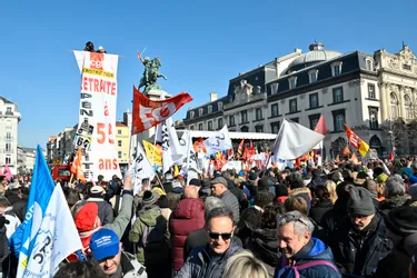 "Retraite anticipée pour Macron et Borne !", crient les 15.000 manifestants à Clermont-Ferrand
