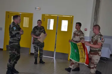 Le retour du Mali marqué par une remise de drapeau, hier