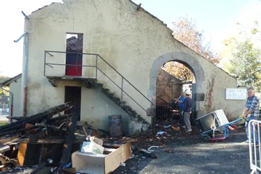 Des locaux municipaux détruits par un incendie à Belbex