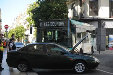 Une voiture et un bus se percutent dans le centre-ville de Vichy (Allier)