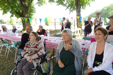 Jour de fête à la maison de retraite pour les résidents et leurs familles