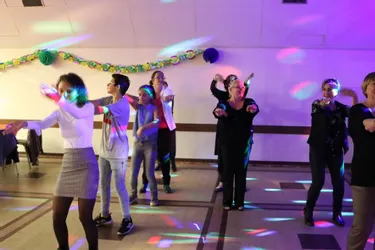 Le karaoké du comité des fêtes a rassemblé chanteurs et danseurs