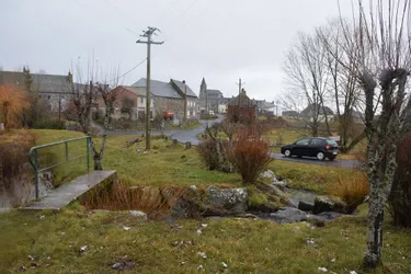 Pourquoi la petite commune de Laveissenet (Cantal) gagne-t-elle des d'habitants ?