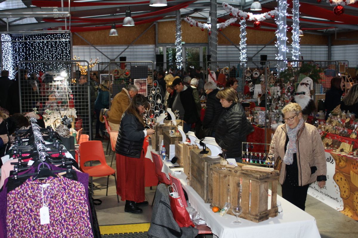 Une Belle Affluence Sur Le March De No l La Montagne une-belle-affluence-sur-le-march-de-no-l-la-montagne