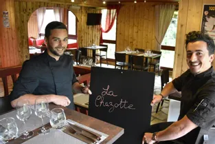 Deux jeunes cuisiniers aux fourneaux du restaurant La Chazotte au Lioran