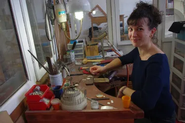Claire-Marie Steinmetz, créatrice de bijoux, installée depuis plus d’un an dans le quartier de la gare