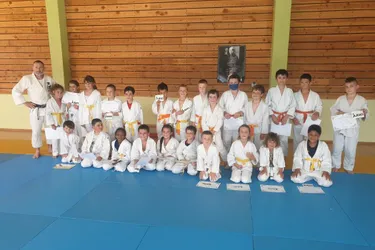 Les ceintures remises aux jeunes judokas